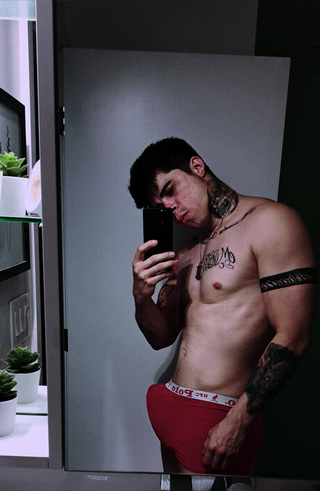 Nacktes geleaktes OnlyFans-Foto von Adrian