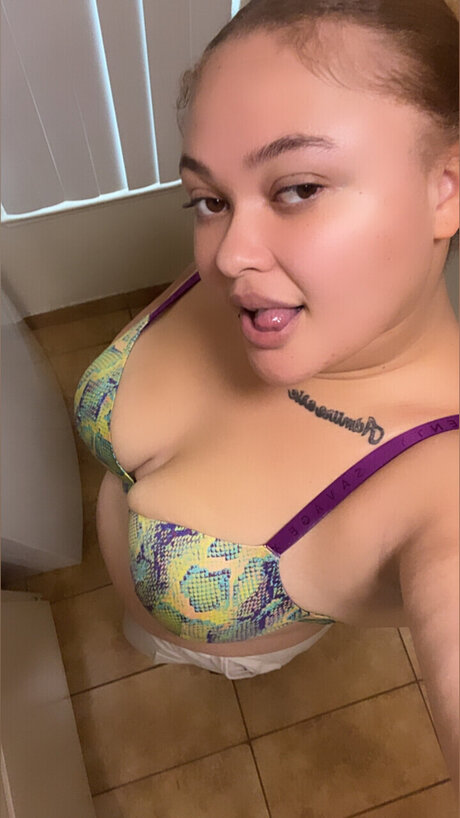 Nacktes geleaktes OnlyFans-Foto von Honeyy