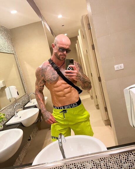 Nacktes geleaktes OnlyFans-Foto von Shredded Kiwi