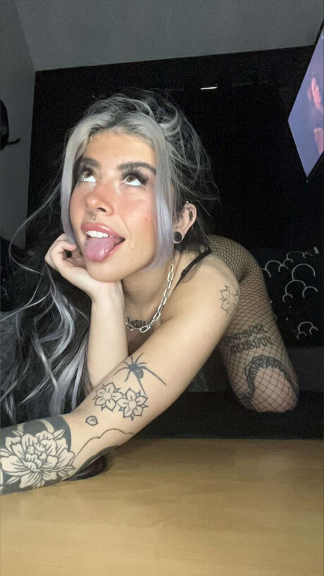 Nacktes geleaktes OnlyFans-Foto von Violet Elsher