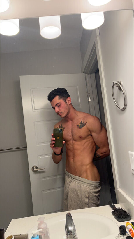 Nacktes geleaktes OnlyFans-Foto von Tyler Hyundai