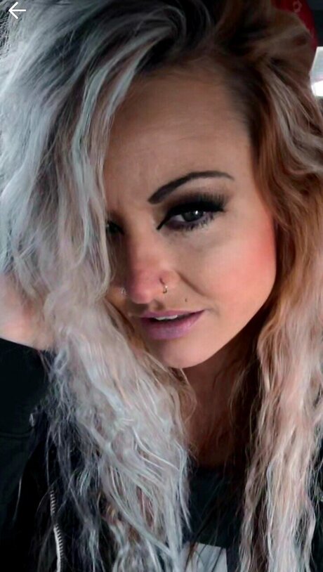Nacktes geleaktes OnlyFans-Foto von Izzy