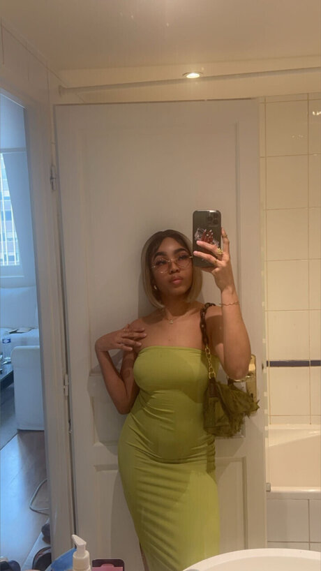 Nacktes geleaktes OnlyFans-Foto von Emilia