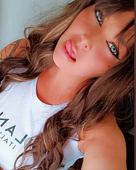 Nacktes geleaktes OnlyFans-Foto von Ashley Snow