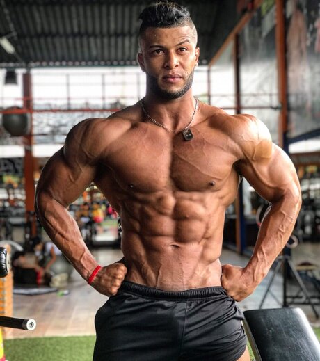 Nacktes geleaktes OnlyFans-Foto von Edward Santos Physique