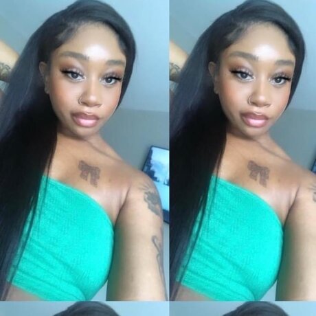 Nacktes geleaktes OnlyFans-Foto von Big Des 