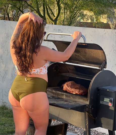 Nacktes geleaktes OnlyFans-Foto von Poolsidebbqbikinibabe