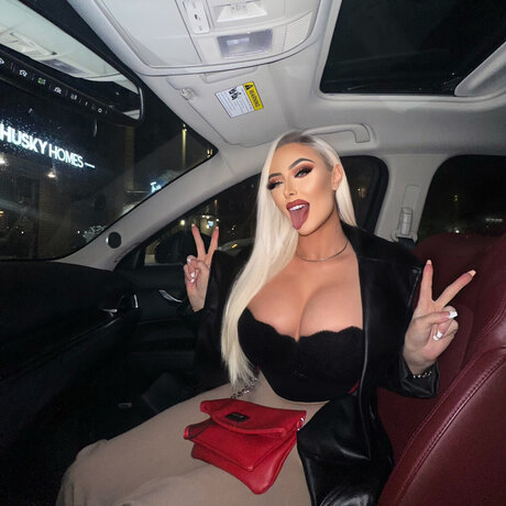 Nacktes geleaktes OnlyFans-Foto von Sasha Carmine