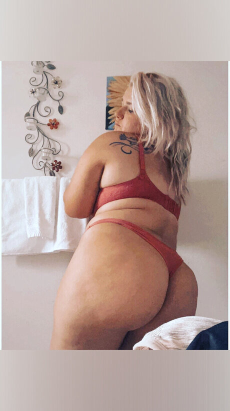 Nacktes geleaktes OnlyFans-Foto von Your Moms Motivation