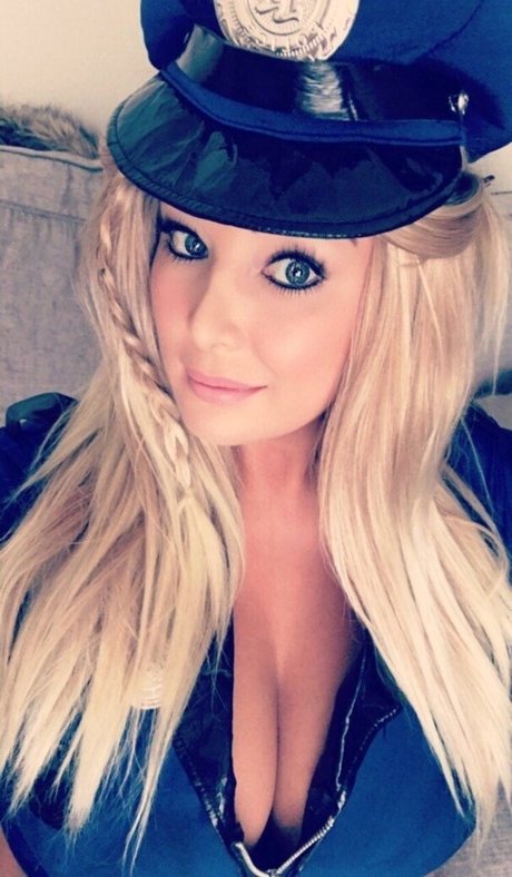 Nacktes geleaktes OnlyFans-Foto von Charlotte Fox