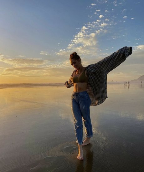 Nacktes geleaktes OnlyFans-Foto von Emily Viuhkola
