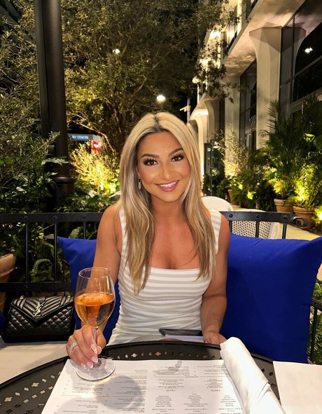 Nacktes geleaktes OnlyFans-Foto von Lizzy Decologero