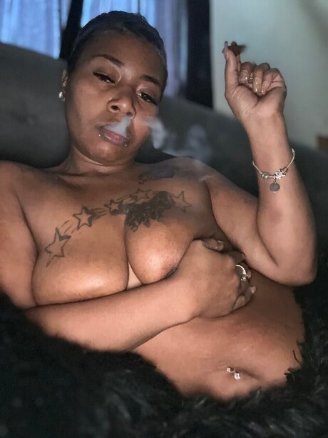 Nacktes geleaktes OnlyFans-Foto von Honeycoated Pyro