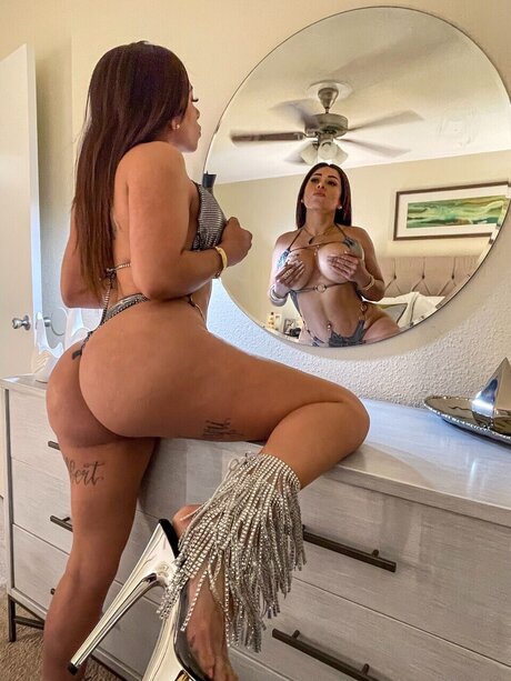 Nacktes geleaktes OnlyFans-Foto von Golden Diamond