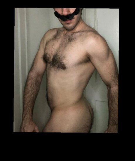 Nacktes geleaktes OnlyFans-Foto von Behindtheweb