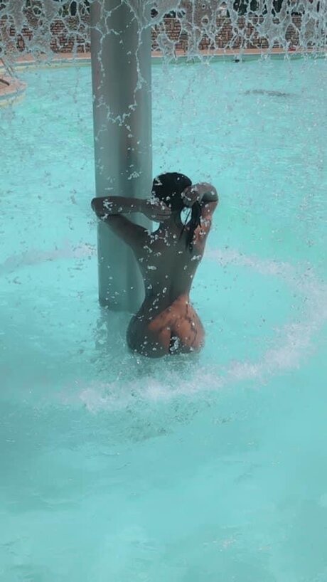 Nacktes geleaktes OnlyFans-Foto von Zeynepellen