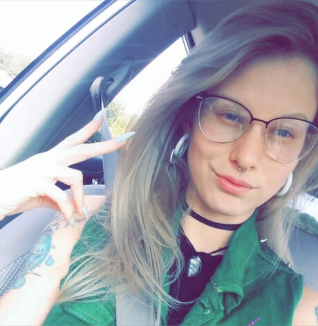 Nacktes geleaktes OnlyFans-Foto von Neonlemonade
