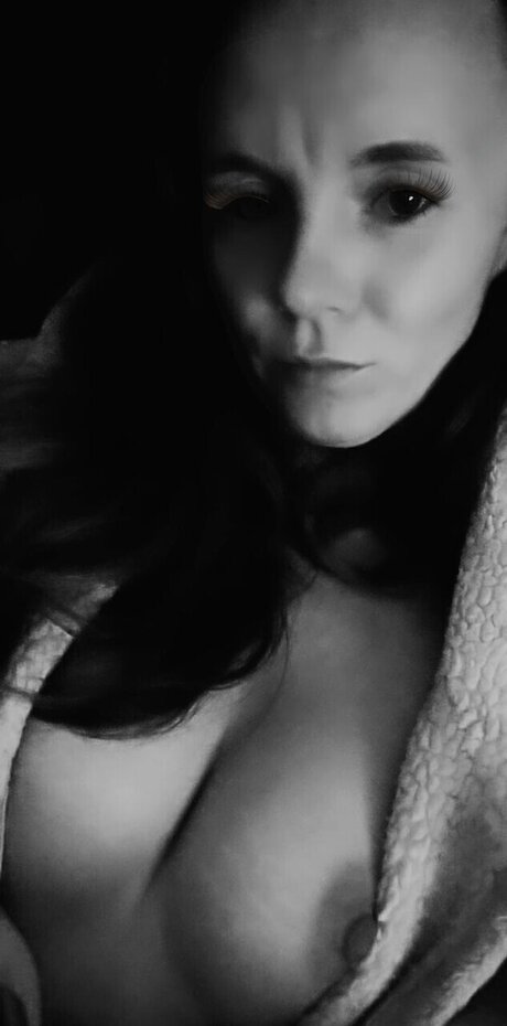 Nacktes geleaktes OnlyFans-Foto von Queen B