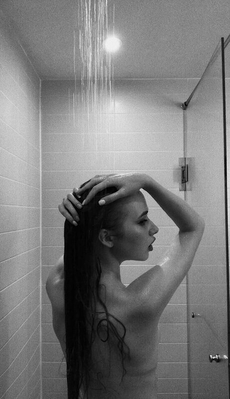 Nacktes geleaktes OnlyFans-Foto von Angelina