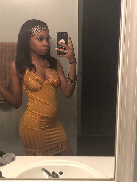 Nacktes geleaktes OnlyFans-Foto von Honey Temptation