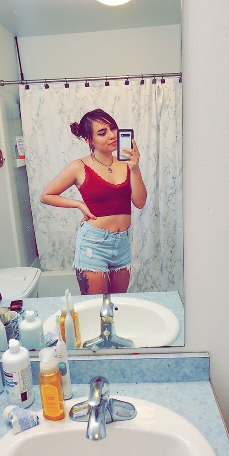Nacktes geleaktes OnlyFans-Foto von Mikki
