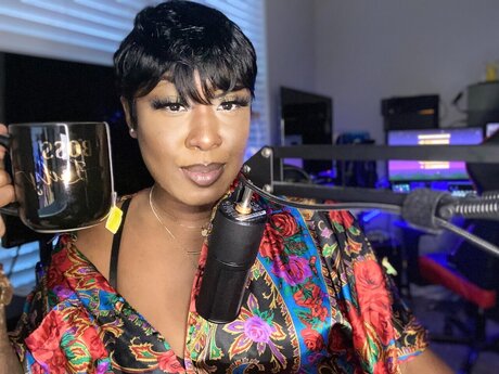 Dee The Host