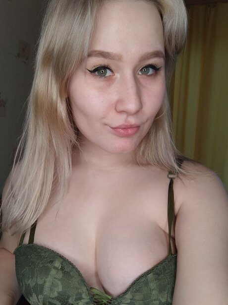 Nacktes geleaktes OnlyFans-Foto von Naughty Babysitter Greta
