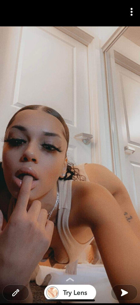 Nacktes geleaktes OnlyFans-Foto von Honeyndmilk