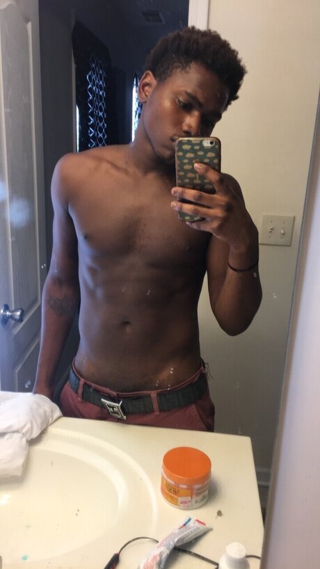 Nacktes geleaktes OnlyFans-Foto von James