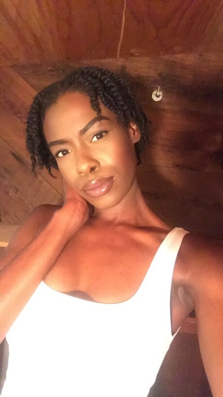Nacktes geleaktes OnlyFans-Foto von Glamnaturenextdoor