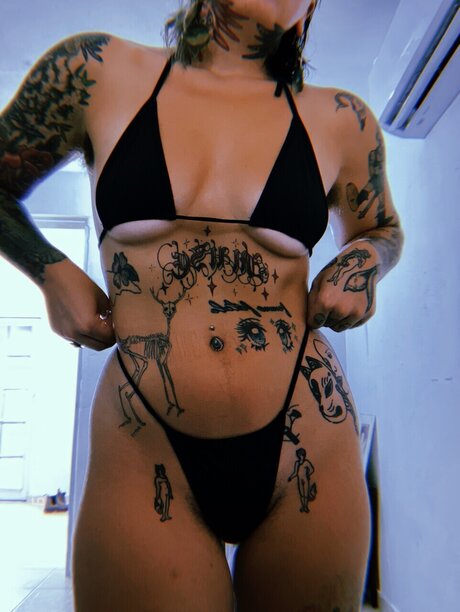 Nacktes geleaktes OnlyFans-Foto von Vaporwavebabe