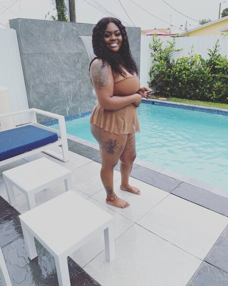 Nacktes geleaktes OnlyFans-Foto von Dripping Chocolate