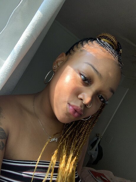 Nacktes geleaktes OnlyFans-Foto von Babychyna