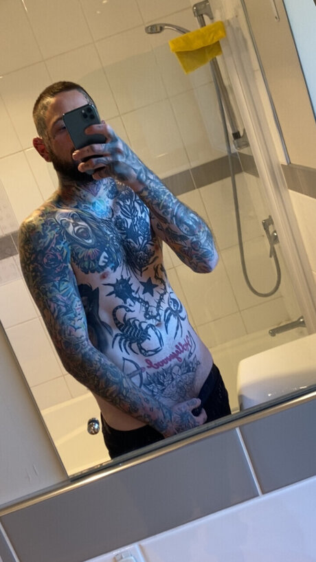 Nacktes geleaktes OnlyFans-Foto von Thatshowerguy