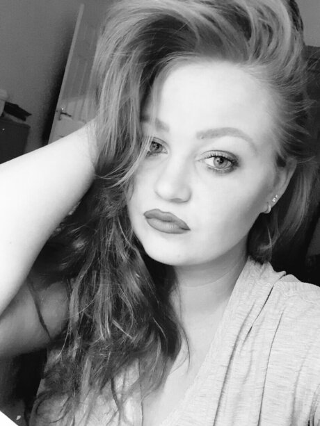 Nacktes geleaktes OnlyFans-Foto von Leah Kinns