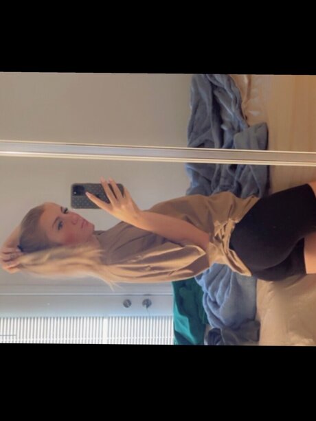 Nacktes geleaktes OnlyFans-Foto von Monroe