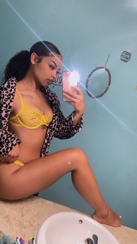 Nacktes geleaktes OnlyFans-Foto von Honey