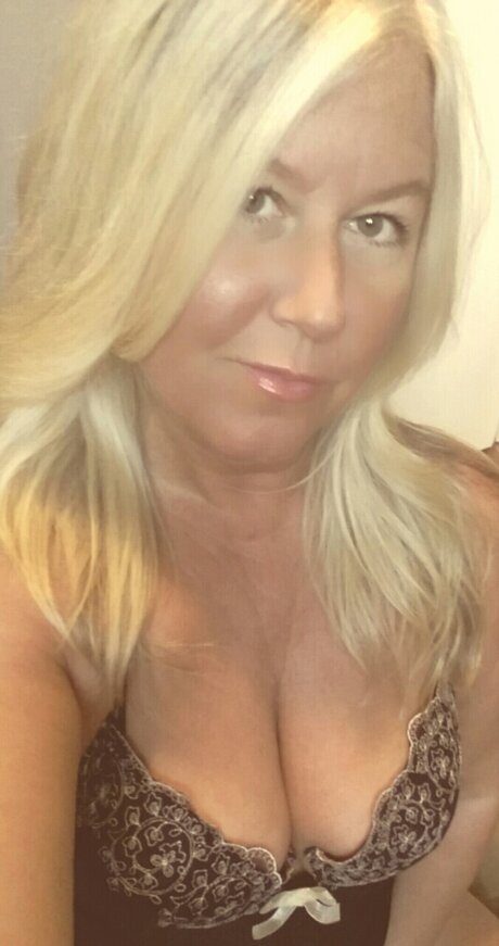 Nacktes geleaktes OnlyFans-Foto von Angie