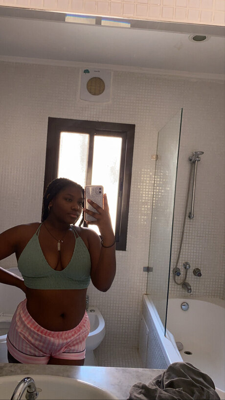Nacktes geleaktes OnlyFans-Foto von Mikyla Preston