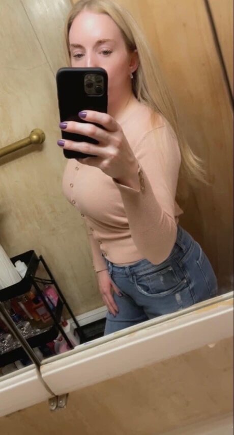 Nacktes geleaktes OnlyFans-Foto von Emmie