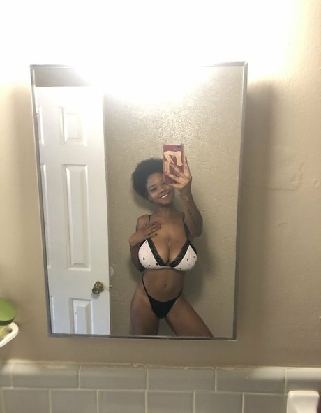Nacktes geleaktes OnlyFans-Foto von Bush Baby