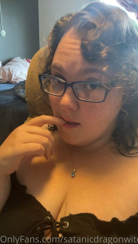 Nacktes geleaktes OnlyFans-Foto von Satanicdragonwitch