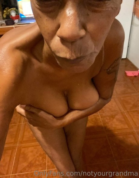 Nacktes geleaktes OnlyFans-Foto von Notyourgrandma