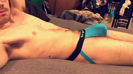 Nacktes geleaktes OnlyFans-Foto von Muscle Suit Dude