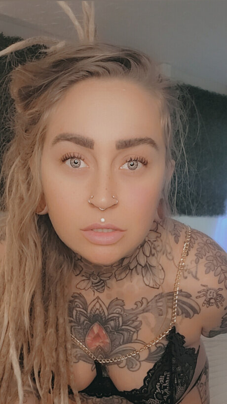 Nacktes geleaktes OnlyFans-Foto von Chevi Blue