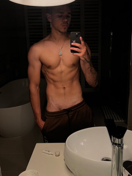 Nacktes geleaktes OnlyFans-Foto von Byron