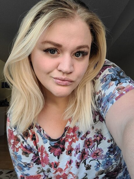 Nacktes geleaktes OnlyFans-Foto von Pearl Nova