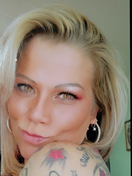 Nacktes geleaktes OnlyFans-Foto von April