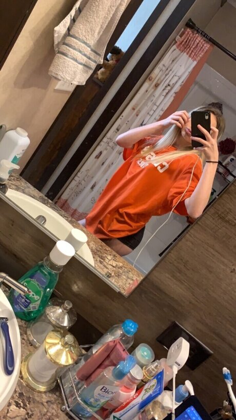 Nacktes geleaktes OnlyFans-Foto von Emily