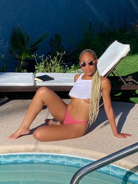 Nacktes geleaktes OnlyFans-Foto von Hustle Honey
